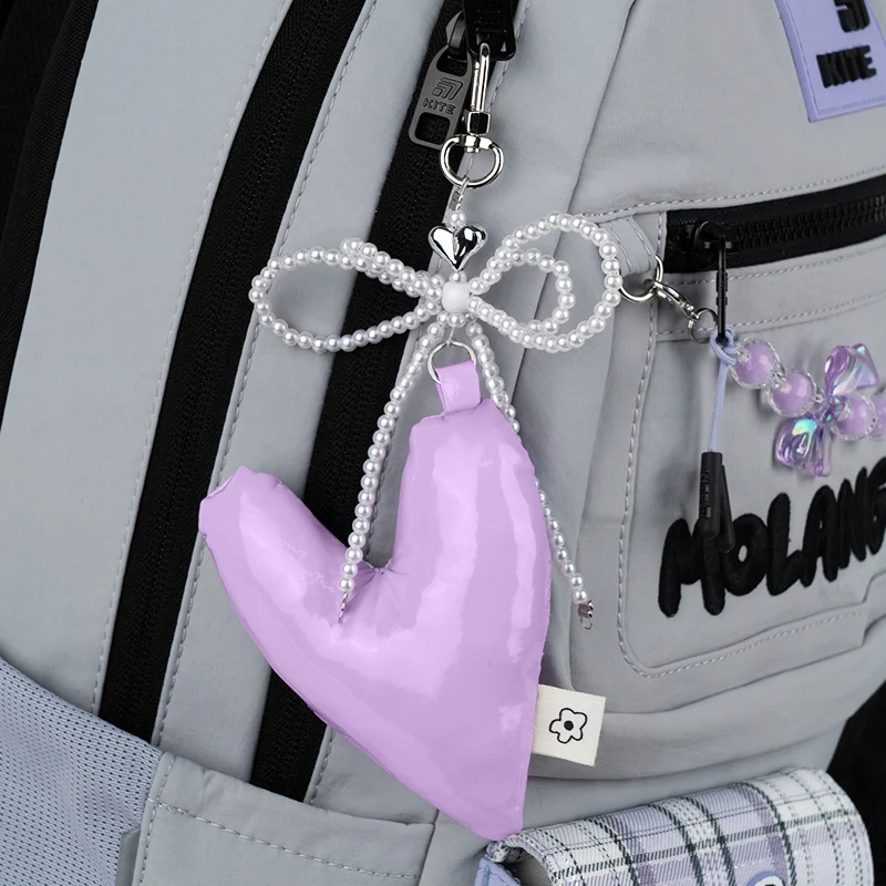 Brelok zawieszka Kite serce i kokarda z perełek do plecaka streetwear - Image 2