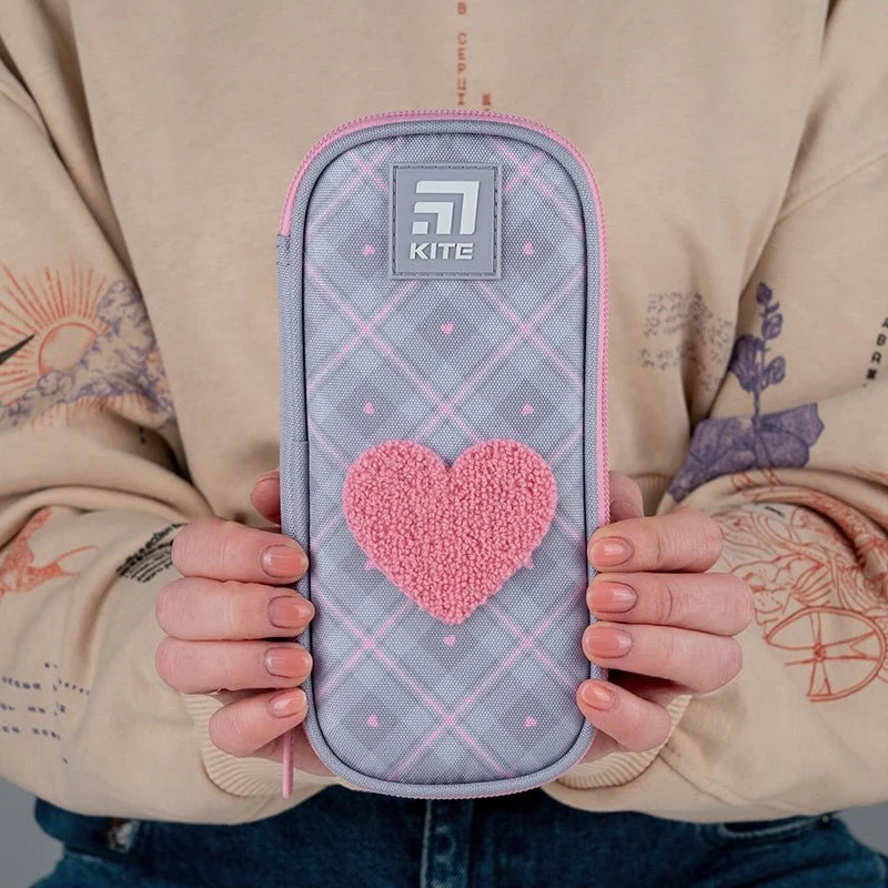 Piórnik szkolny Kite Fluffy Heart dla dziewczynki saszetka pluszowe serduszko - Image 2