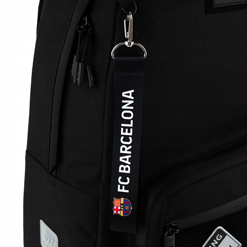 Tekstylna zawieszka FC Barcelona na karabińczyku do plecaka lub kluczy - Image 2